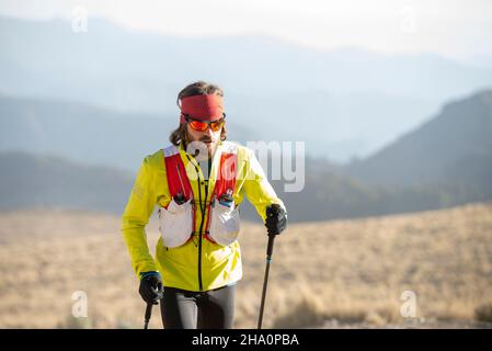 Ein Mann mit einem Bandana wandert zum Pico de Orizaba Stockfoto