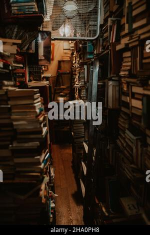Bücher vom Boden bis zur Decke im Buchladen von New Orleans gestapelt Stockfoto