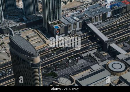 Dubai, Vereinigte Arabische Emirate. 8th. November 2021. Blick vom Burj Khalifa auf die Straße im Stadtzentrum von Dubai. (Bild: © Omar Marques/SOPA Images via ZUMA Press Wire) Stockfoto