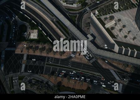 Dubai, Vereinigte Arabische Emirate. 8th. November 2021. Blick vom Burj Khalifa auf die Straße im Stadtzentrum von Dubai. (Bild: © Omar Marques/SOPA Images via ZUMA Press Wire) Stockfoto