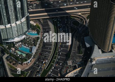 Dubai, Vereinigte Arabische Emirate. 8th. November 2021. Blick vom Burj Khalifa auf die Straße im Stadtzentrum von Dubai. (Bild: © Omar Marques/SOPA Images via ZUMA Press Wire) Stockfoto