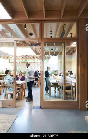 Kellner arbeiten in einem Restaurant und bedienen Gäste in einem modernen Restaurant Stockfoto