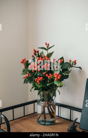 Micky Maus Pflanzen Vase im weißen Wandraum Stockfoto