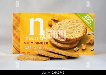 Schachtel mit Nairn's Stem Ginger Hafercookies mit drei Keksen davor Stockfoto