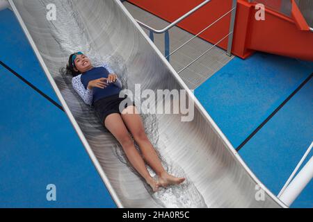 Junges Mädchen genießen Spaß Wasserrutsche Stockfoto