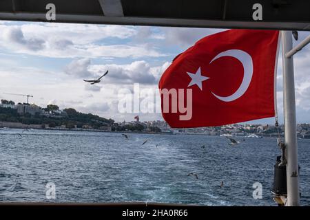 Türkische Flagge winkt auf einer Fähre im bosporus von Istanbul Stockfoto