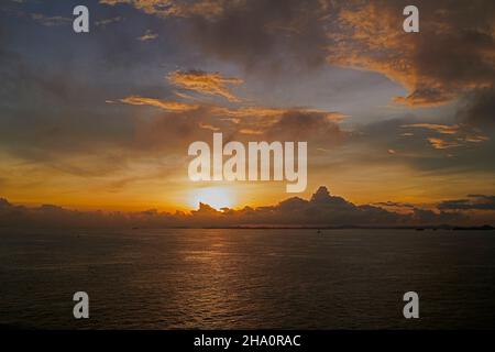 Atemberaubender Sonnenaufgang über dem Meer von einem Kreuzschiff Stockfoto