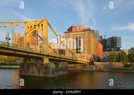 Renaissance Pittsburgh Hotel und Roberto Clemente Bridge. Pittsburgh, Pennsylvania Stockfoto