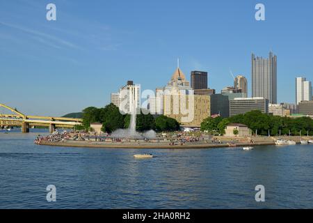 Boote vor Point State Park, Pittsburgh, Pennsylvania Stockfoto