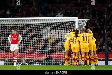 Die Barcelonas Aitana Bonmati feiert das erste Tor ihrer Mannschaft im Spiel mit Teamkollegen während des UEFA Women's Champions League, Gruppe C-Spiels im Emirates Stadium, London. Bilddatum: Donnerstag, 9. Dezember 2021. Stockfoto