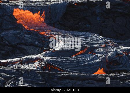 Glühende, fließende vulkanische Lava im Vulkan Stockfoto