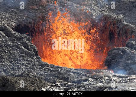 Vulkan-Caldera in Eruption mit Lava Stockfoto