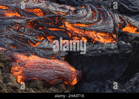 Glühende, fließende vulkanische Lava im Vulkan Stockfoto