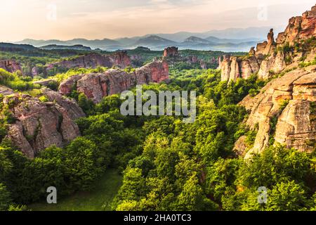 Die Belogradchik Felsen sind eine Gruppe von seltsam geformten Sandstein- und Konglomeratgesteinsformationen, die sich an den westlichen Hängen des Balkangebirges befinden Stockfoto