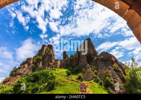 Die Belogradchik Felsen sind eine Gruppe von seltsam geformten Sandstein- und Konglomeratgesteinsformationen, die sich an den westlichen Hängen des Balkangebirges befinden Stockfoto