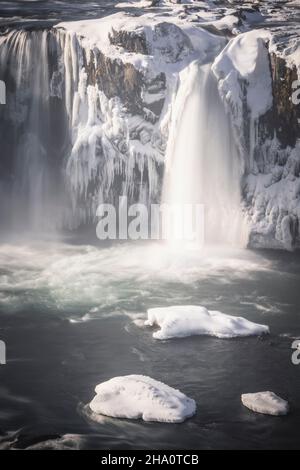Gefrorener Wasserfall aus der Vogelperspektive namens Godafoss Stockfoto