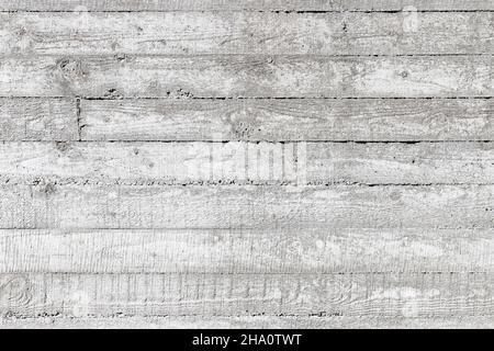 Raue weiße Betonwand Hintergrundstruktur mit Aufdruck Relief von Holzschalung Stockfoto