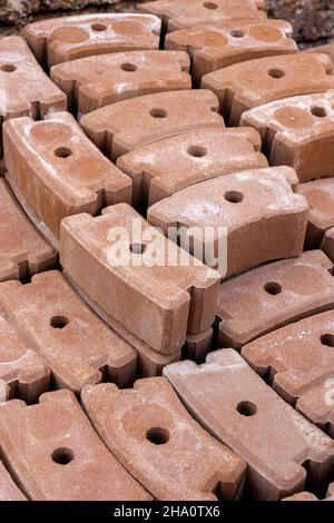 Garten Palisade Grenze Ziegel Bordsteinkante im Speicher auf Palette. Dekorieren Palisade Rasen Kante Pflanze Grenze Betonblock mit Zylindern für Pfad Garten außen Stockfoto