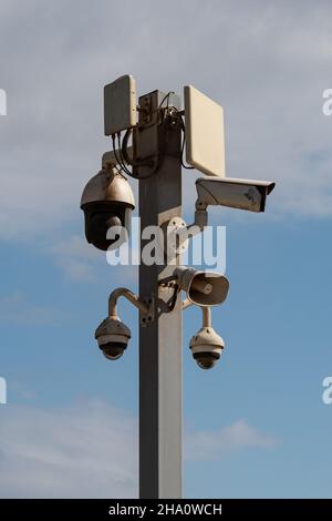 Gruppe von cctv-Kameras und Lautsprecher auf Metallmast in der Straße aus der Nähe Stockfoto