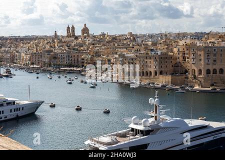 Panoramablick auf die drei Städte und den Grand Harbour Marina von Fort St Angelo, Birgu, Malta, Europa Stockfoto