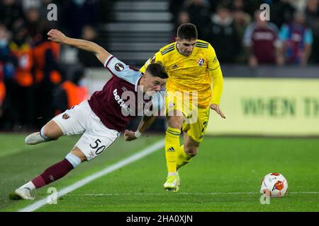 LONDON, GBR. DEZ 9th Harrison Ashby von West Ham kämpft während des UEFA Europa League-Spiels zwischen West Ham United und Dinamo Zagreb am Donnerstag, dem 9th. Dezember 2021, im London Stadium in Stratford um den Ball. (Kredit: Federico Maranesi | MI Nachrichten) Kredit: MI Nachrichten & Sport /Alamy Live Nachrichten Stockfoto