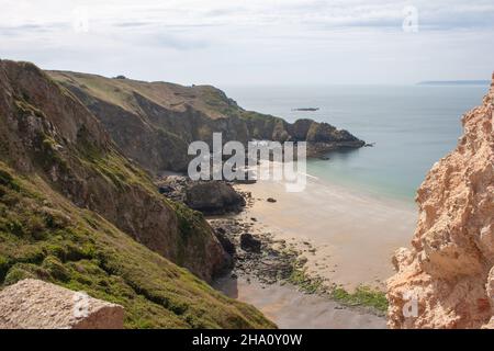 La Grande Greve Bay und Blick auf die Sark Cliffs von La Coupée, Sark, Channel Islands Stockfoto