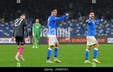 Timothy Castagne von Leicester City (links) erscheint niedergeschlagen als Napoli-Eljif Elmas (Mitte) und Dries Mertens feiert den Sieg nach dem UEFA Europa League-Spiel der Gruppe C im Stadio Diego Armando Maradona, Neapel. Bilddatum: Donnerstag, 9. Dezember 2021. Stockfoto