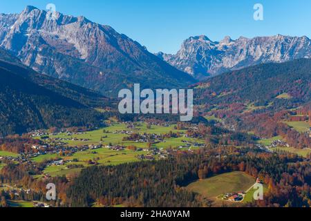 Luftaufnahme von Berchtesgaden aus der Höhe der Mittelstation der Obersalzbergbahn, Berchtesgaden, Oberbayern, Süddeutschland, Europa Stockfoto