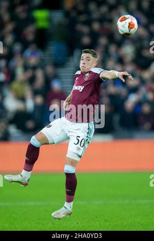 LONDON, GBR. DEZ 9th Harrison Ashby von West Ham kontrolliert den Ball während des UEFA Europa League-Spiels zwischen West Ham United und Dinamo Zagreb am Donnerstag, den 9th. Dezember 2021 im London Stadium, Stratford. (Kredit: Federico Maranesi | MI Nachrichten) Kredit: MI Nachrichten & Sport /Alamy Live Nachrichten Stockfoto