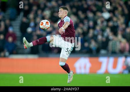 LONDON, GBR. DEZ 9th Harrison Ashby von West Ham kontrolliert den Ball während des UEFA Europa League-Spiels zwischen West Ham United und Dinamo Zagreb am Donnerstag, den 9th. Dezember 2021 im London Stadium, Stratford. (Kredit: Federico Maranesi | MI Nachrichten) Kredit: MI Nachrichten & Sport /Alamy Live Nachrichten Stockfoto