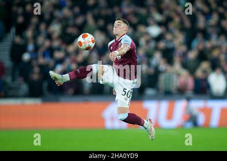 LONDON, GBR. DEZ 9th Harrison Ashby von West Ham kontrolliert den Ball während des UEFA Europa League-Spiels zwischen West Ham United und Dinamo Zagreb am Donnerstag, den 9th. Dezember 2021 im London Stadium, Stratford. (Kredit: Federico Maranesi | MI Nachrichten) Kredit: MI Nachrichten & Sport /Alamy Live Nachrichten Stockfoto