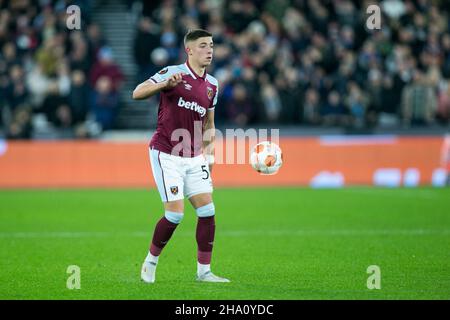 LONDON, GBR. DEZ 9th Harrison Ashby von West Ham kontrolliert den Ball während des UEFA Europa League-Spiels zwischen West Ham United und Dinamo Zagreb am Donnerstag, den 9th. Dezember 2021 im London Stadium, Stratford. (Kredit: Federico Maranesi | MI Nachrichten) Kredit: MI Nachrichten & Sport /Alamy Live Nachrichten Stockfoto