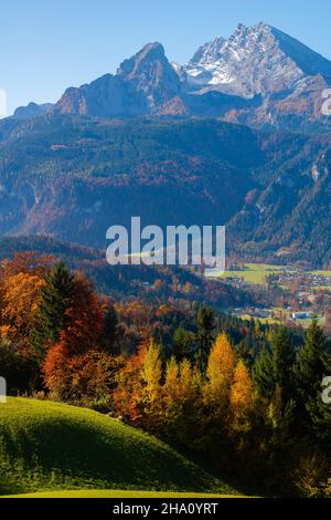 Luftaufnahme von Berchtesgaden aus der Höhe der Mittelstation der Obersalzbergbahn, Berchtesgaden, Oberbayern, Süddeutschland, Europa Stockfoto