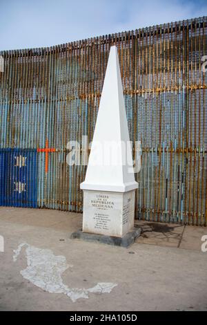 Ein Teil der Mauer, der die Vereinigten Staaten von Mexiko trennt. Die Aussicht/der Winkel ist von der mexikanischen Seite der Mauer. Stockfoto