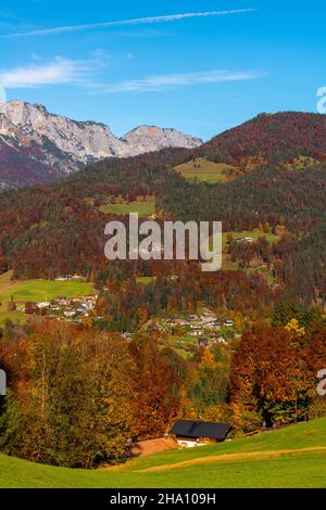 Typisch bayerische Alpenlandschaft am Stadtrand von Berchtesgaden, Oberbayern, Süddeutschland, Europa Stockfoto