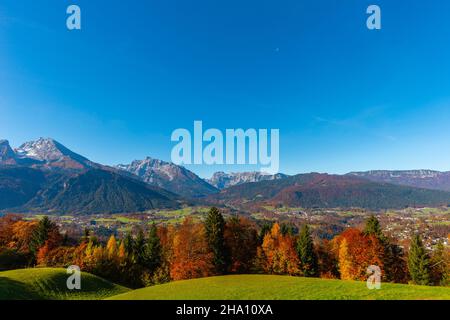 Luftaufnahme von Berchtesgaden aus der Höhe der Mittelstation der Obersalzbergbahn, Berchtesgaden, Oberbayern, Süddeutschland, Europa Stockfoto