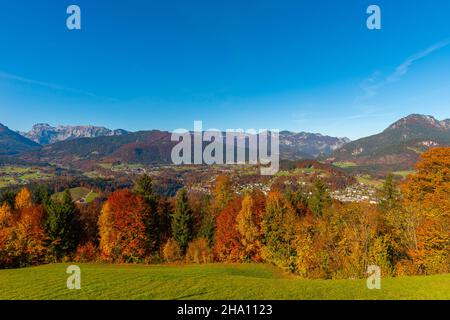 Luftaufnahme von Berchtesgaden aus der Höhe der Mittelstation der Obersalzbergbahn, Berchtesgaden, Oberbayern, Süddeutschland, Europa Stockfoto