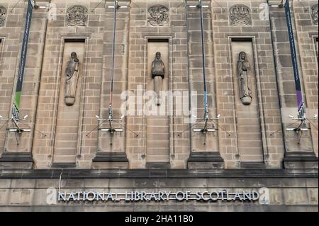 Edinburgh, Schottland - 20. Nov 2021: Die Statuen auf der Vorderseite der National Library of Scotland in Edinburgh. Stockfoto