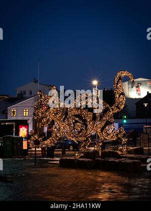 Reykjavik, Island - 8. Dezember 2021: Eine große LED-Katze (Jolakotturinn) in der Innenstadt von Reykjavik. Weihnachtsbeleuchtung. Winternacht, keine Menschen. Stockfoto