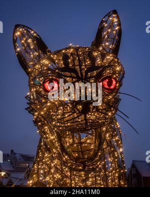 Reykjavik, Island - 8. Dezember 2021: Eine große LED-Katze (Jolakotturinn) in der Innenstadt von Reykjavik. Weihnachtsbeleuchtung. Winternacht, keine Menschen. Stockfoto