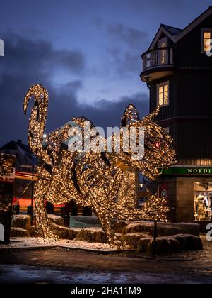 Reykjavik, Island - 8. Dezember 2021: Eine große LED-Katze (Jolakotturinn) in der Innenstadt von Reykjavik. Weihnachtsbeleuchtung. Winternacht, keine Menschen. Stockfoto