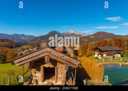 Typisch bayerische Alpenlandschaft am Stadtrand von Berchtesgaden, Oberbayern, Süddeutschland, Europa Stockfoto