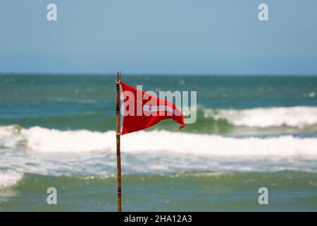 Warnschild für Rettungsschwimmer mit roter Flagge am Strand. Kein Schwimmen, es ist verboten Symbol, gefährliche Flut Strömungen auf dem Wasser, geben Sie auf Ihr Risiko. Stockfoto