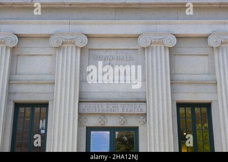 Altes Rathaus von Quincy am Quincy Square in der Hancock Street 1305 im historischen Stadtzentrum von Quincy, Massachusetts, USA. Stockfoto