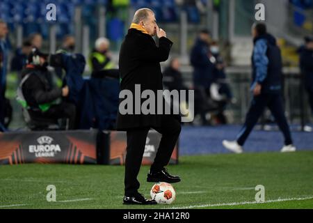 Roma, Italien. 09th Dez 2021. Fatih Terim-Trainer von Galatasaray reagiert während des Europa League-Gruppenfußballspiels zwischen SS Lazio und Galatasaray im Olimpico-Stadion in Rom (Italien) am 9th. Dezember 2021. Foto Antonietta Baldassarre/Insidefoto Kredit: Insidefoto srl/Alamy Live News Stockfoto