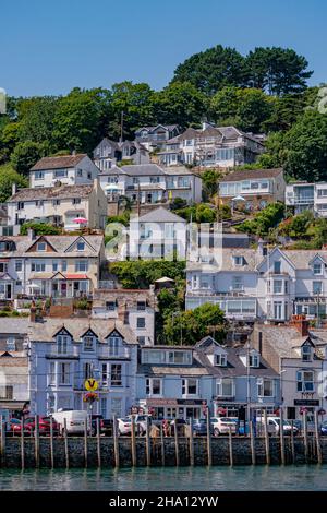 West Looe Hangwohnungen über dem East Looe River - Looe, Cornwall, Großbritannien. Stockfoto