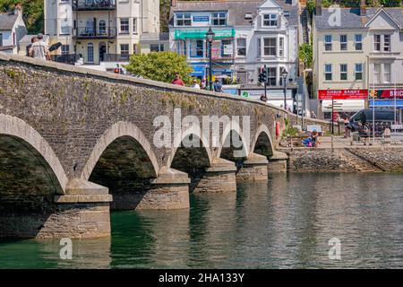 Die denkmalgeschützte Brücke über den East Looe River mit Wohnhäusern und Geschäften in East Looe - Looe, Cornwall, Großbritannien. Stockfoto