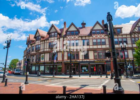 Adams Building, erbaut 1880, ist ein historisches Geschäftsgebäude im Tudor Revival Stil in der Hancock Street 1354 im Stadtzentrum von Quincy, Massachusetts Stockfoto