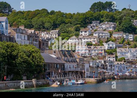 East Looe River und die Hangwohnungen von West Looe - Looe, Cornwall, Großbritannien. Stockfoto