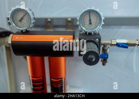 Luftkompressor-Wasserabscheider-Filter, Manometer. Stockfoto